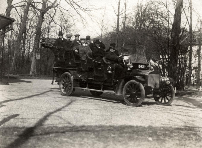 Met z'n allen in één auto een ritje naar de bollenvelden maken. Dankzij autofabrikant Spyker was dit begin vorige eeuw al mogelijk