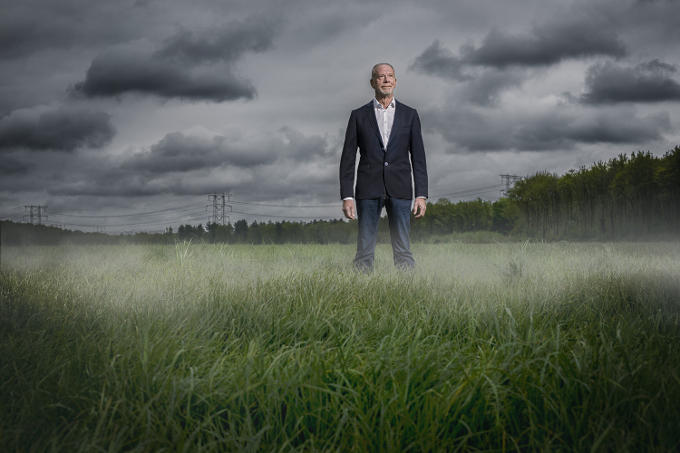 Frank Bakker, de directeur van Contronics, maakt mist. Om die vervolgens te verkopen aan de supermarkt