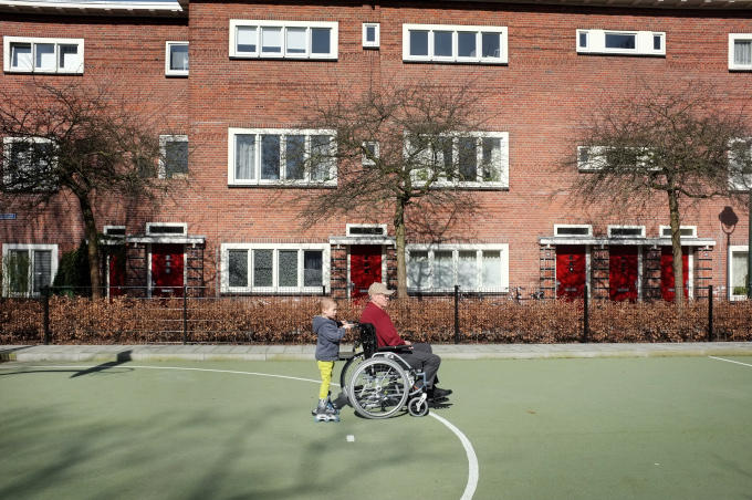 Bij mantelzorg wordt snel gedacht aan de zorg voor ouderen. Maar mantelzorger kun je ook zijn voor een ziek kind of een kind met een beperking bijvoorbeeld