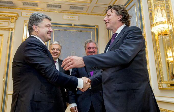 'Wat hebt u liever als buurland: een volwassen stabiele democratie of een Oekraïne zoals we dat de afgelopen jaren zagen?' Minister Bert Koenders maakt zich hard voor het verdrag. Links op de foto Petro Poroshenko, de president van Oekraïne