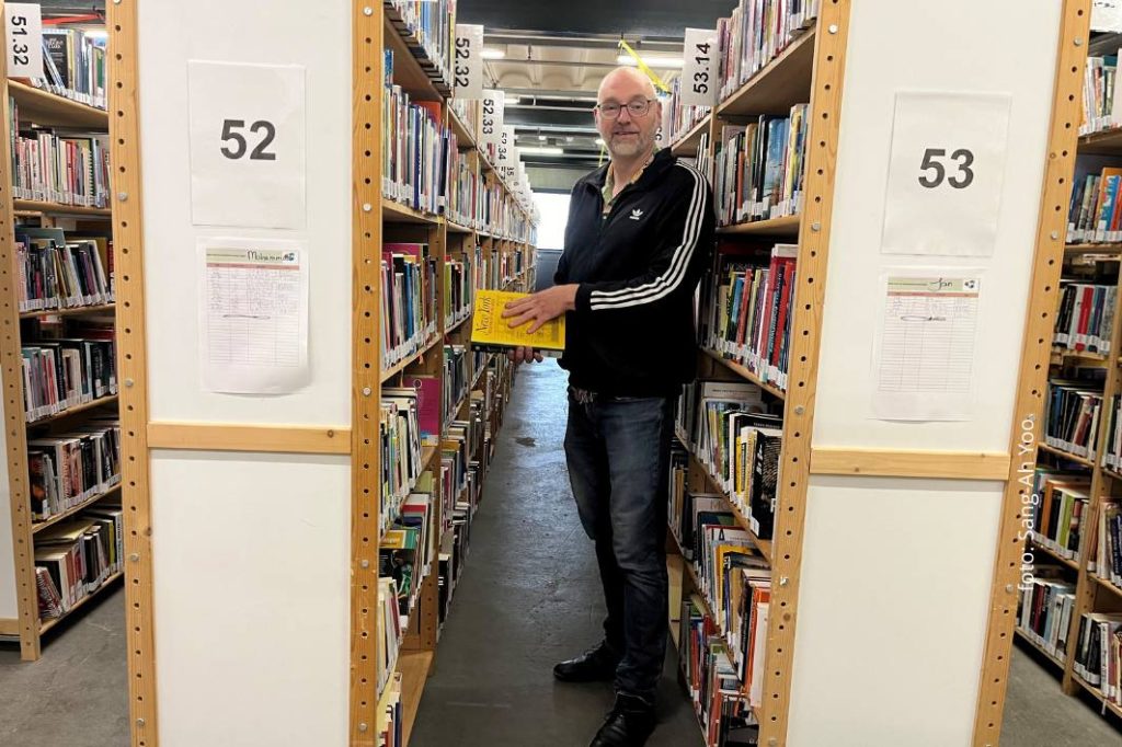 Gijs Kaaijk, de oprichter van tweedehandsboekhandel de Boekenbalie tussen zijn voorraad in het magazijn.