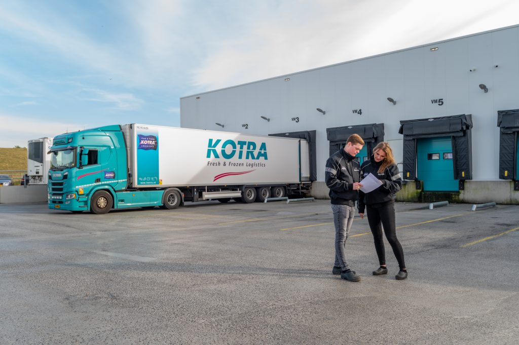 Kotra vrachtwagen medewerkers