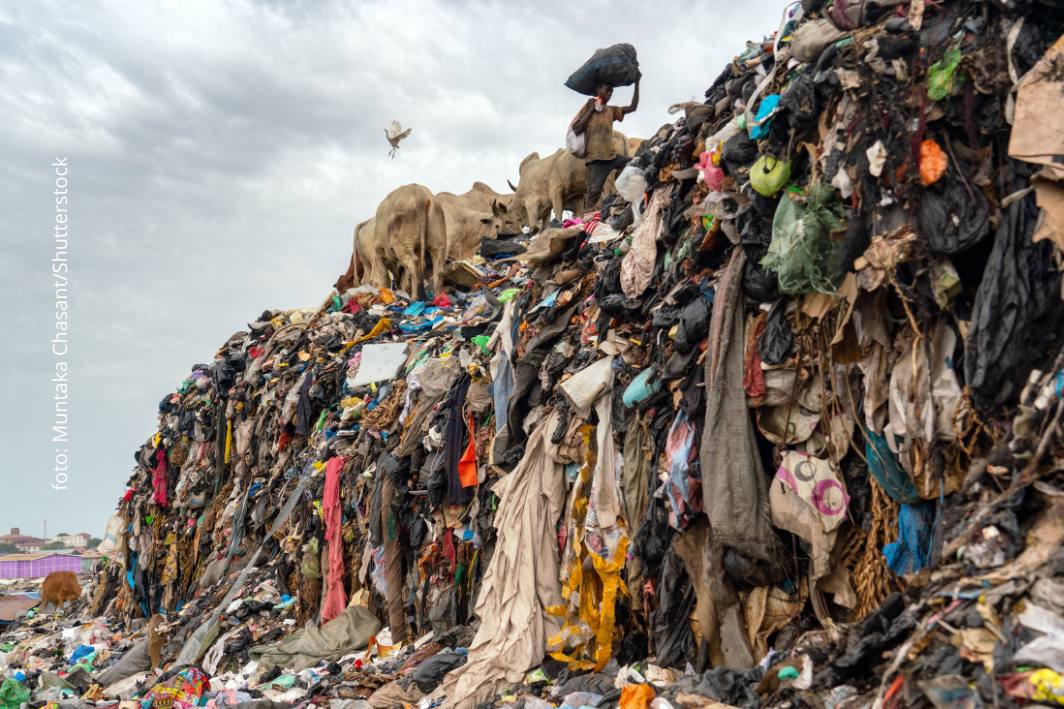 Hoe komen we van die bergen kleding af?