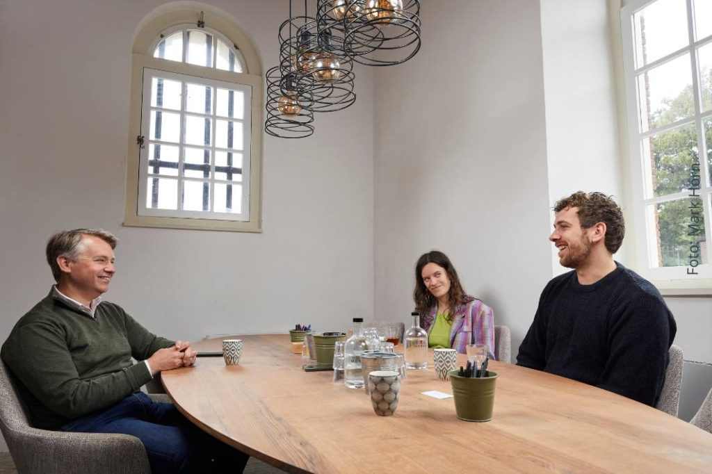 Ilko Bosman (groene trui), Neele Boelens (jasje, groene top) en Casper Cornelisse (donkere trui) -tijdens een gsorek in de Sleutelkamer van Hotel