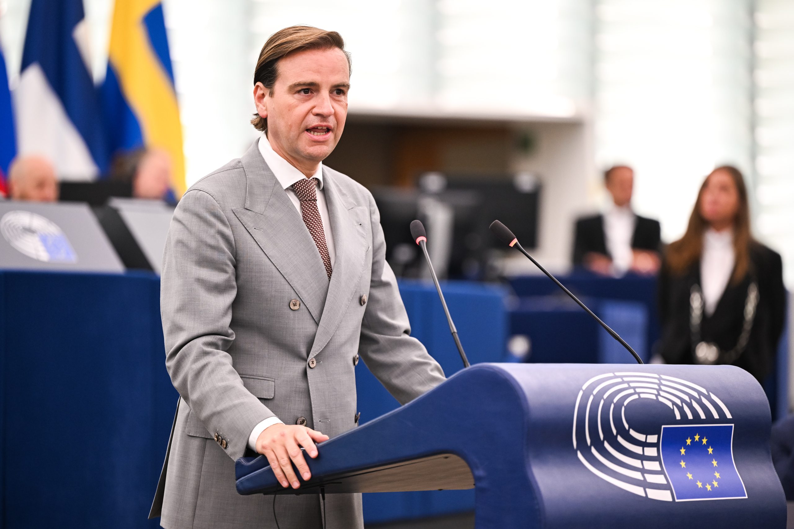 Malik Azmani(VVD/Renew): Ons laten meevoeren door de storm, of het roer stevig vastgrijpen