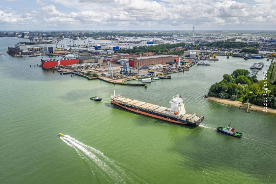 Kijkje in de Rotterdamse haven: ‘Nederland drijft op de industrie’