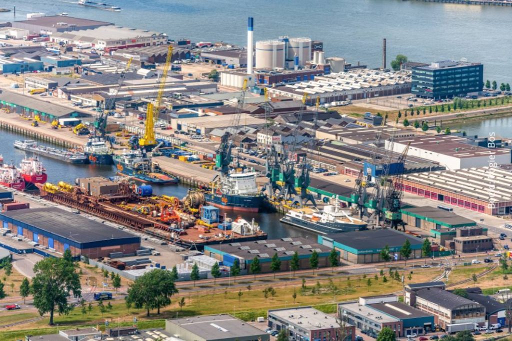 Drukke schepen in de Waalhaven, het kloppende hart van Rotterdam, Foto Rogier Bos