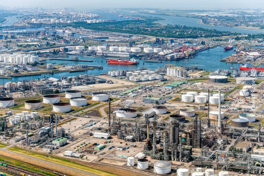 Vopak Terminal Botlek, waar industrie en haven samenkomen, Foto Rogier Bos