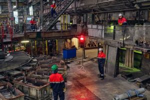 Medewerkers van zinksmelterij Nyrstar staan 'stil' voor een symbolisch verkeerslicht dat op rood staat. Het verwijst naar de obstakels voor de Nederlandse industrie, in dit geval hoge energiekosten.