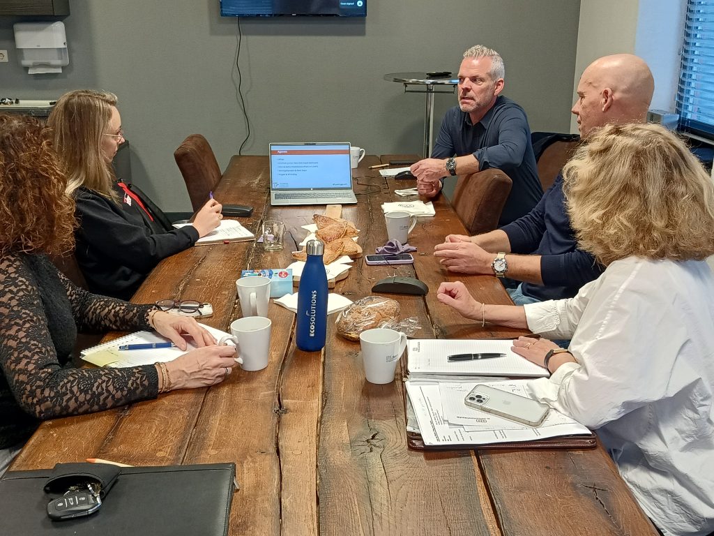 Links van onder naar boven: Petra van Houtum, Marieke de Kok. Rechts van onder naar boven: Anja van Bladel, Arjan Sennef, Jaap Hermsen.