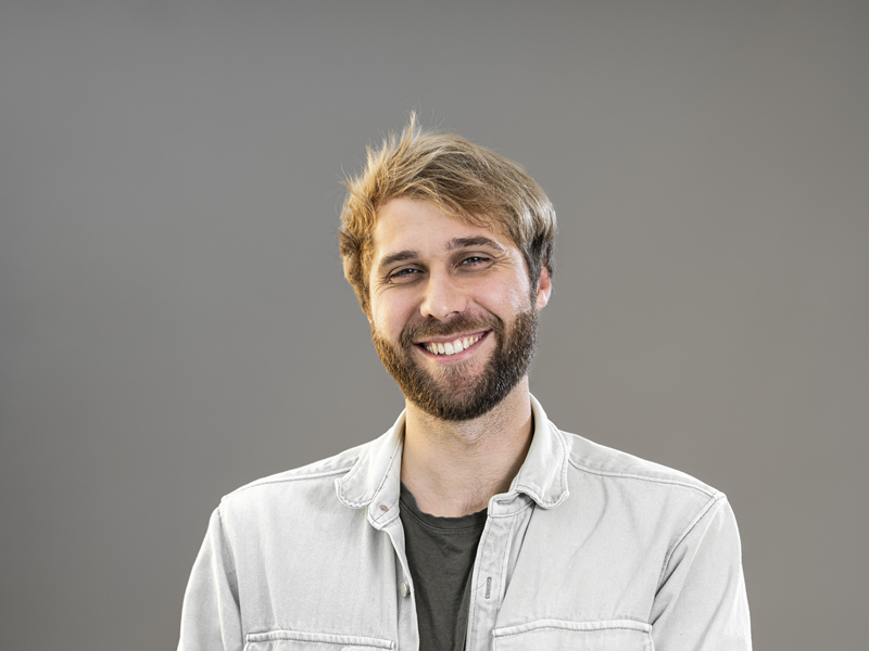 Blind in gesprek met stagiairs: “Je hoeft iemand niet te zien om te weten of die wil leren”