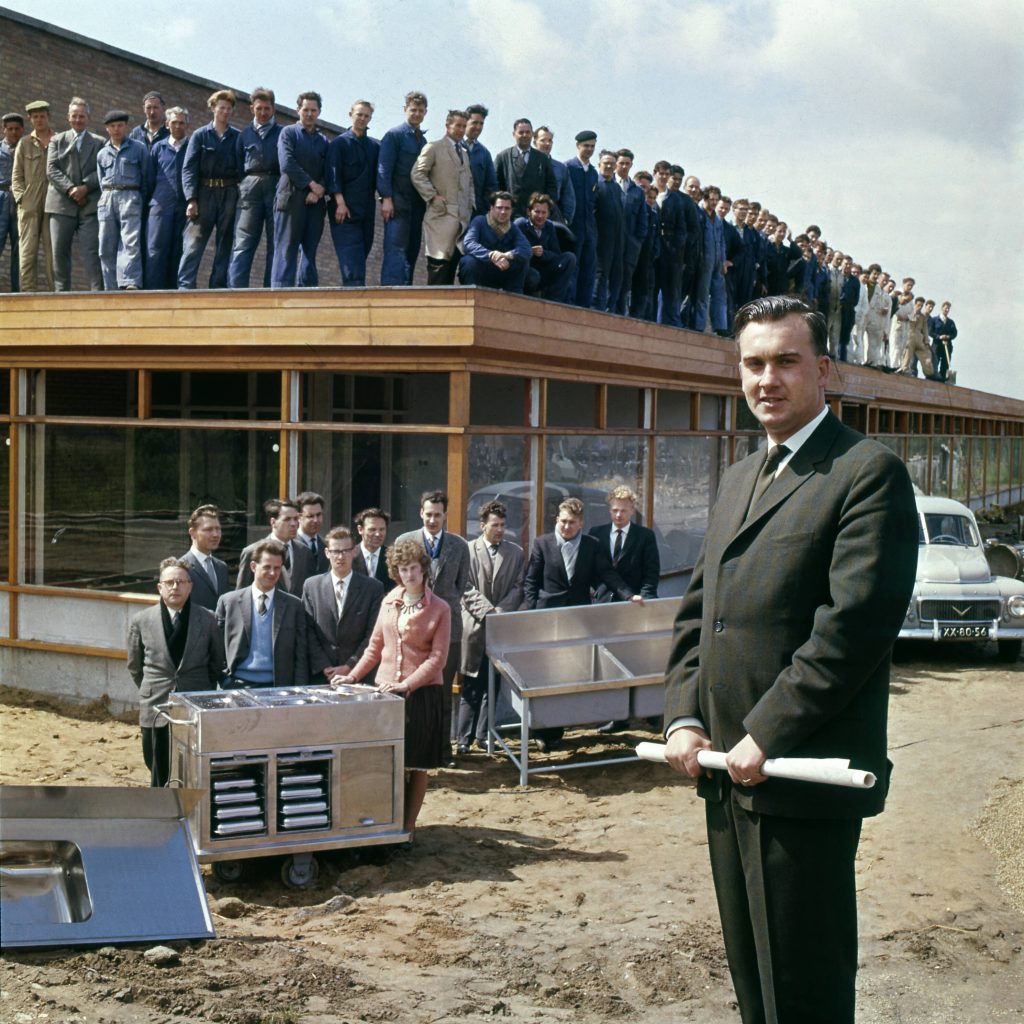 Beschrijving
Leendert Jansson, de dertigjarige directeur van een fabriek van stalen meubelen in Venray, Nederland, 1961.
Datum
1961
Fotograaf
Blansjaar, Henk / Spaarnestad Photo (05887)
Auteursrechthebbende
Spaarnestad Photo / Rechtenvrij