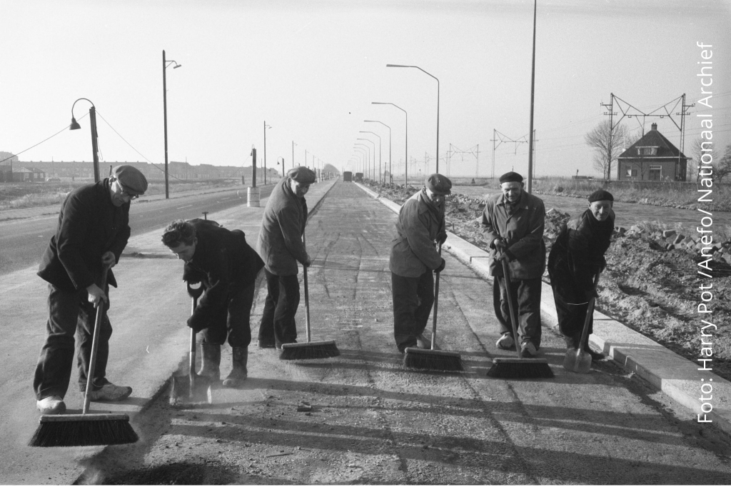 Collectie / Archief Fotocollectie Anefo Beschrijving Haarlemmerweg wordt vierbaansweg, wegwerkers met bezems Datum: 1961-01-16 Locatie: Amsterdam