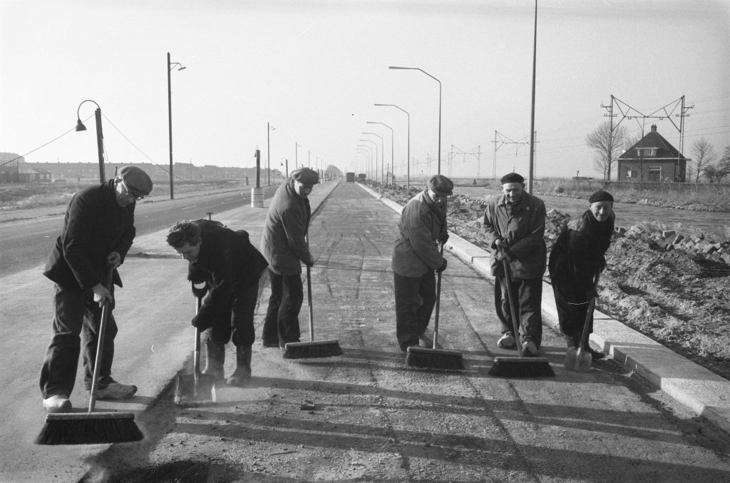 Collectie / Archief Fotocollectie Anefo Beschrijving Haarlemmerweg wordt vierbaansweg, wegwerkers met bezems Datum: 1961-01-16 Locatie: Amsterdam