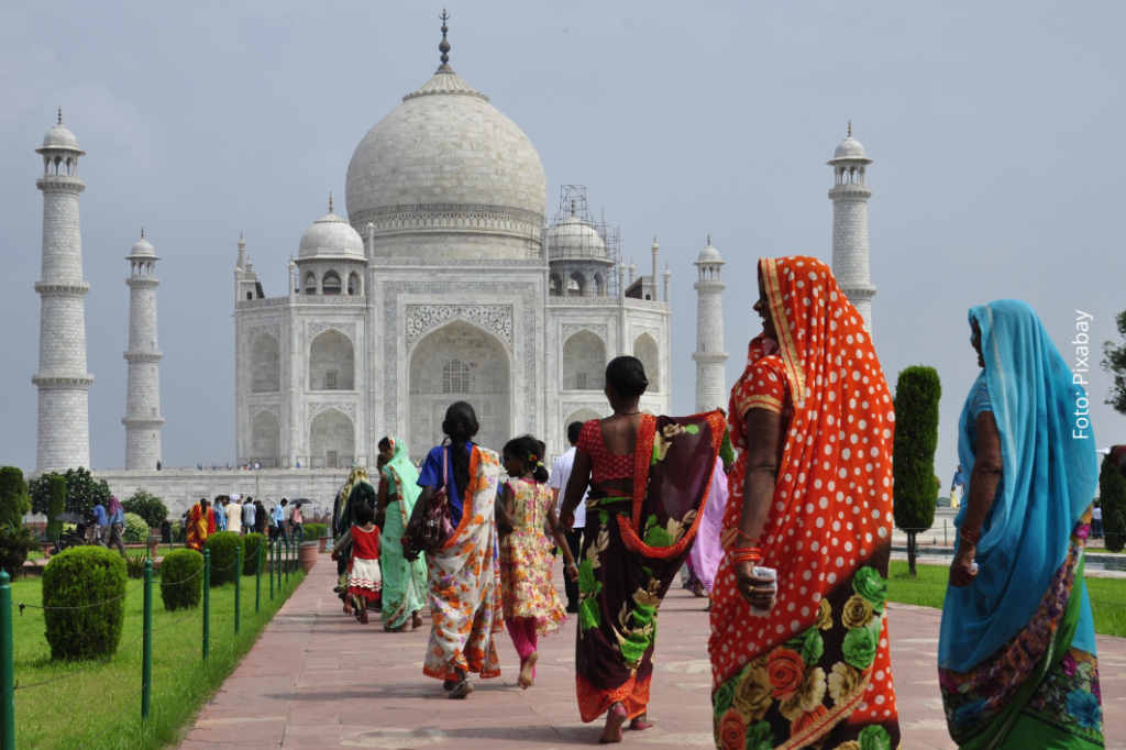 Vrouwen in traditionele kledij lopen naar de Taj Mahal in India. 