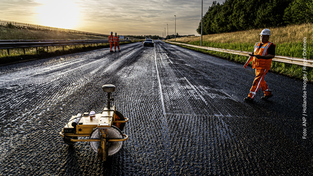 Een GPS robot berekent de lijnen die de asfalteermachine later moet volgen. De aanleg van een nieuw wegdek van de A76, dwars door het Heuvelland, tussen Simpelveld en Nuth.
foto ANP / Hollandse Hoogte / Roger Dohmen